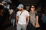 Saif Ali Khan,Kareena Kapoor return from Paris on 23rd Aug 2012 (33).JPG